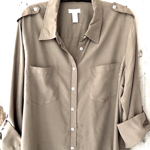 Chico’s khaki/olive long-sleeve blouse with patch pockets on front & epaulettes - Picture 13 of 15